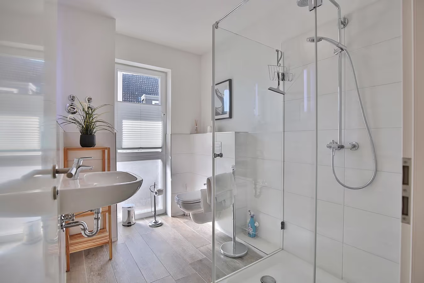 Modernes helles Badezimmer mit ebenerdiger Dusche