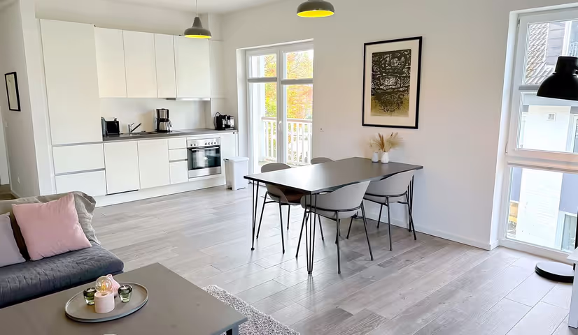 Offener Wohnbereich mit Küche, Esstisch und Sofa