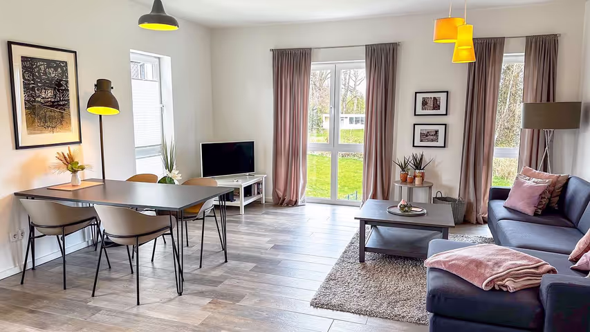 Offener, lichtdurchfluteter Wohn- und Essbereich der Ferienwohnung Meeresbrise in Haffkrug