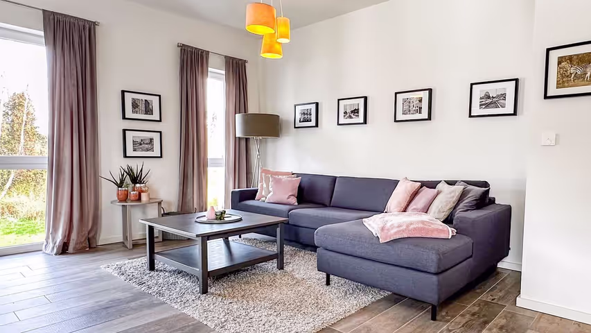 Wohnzimmer mit großem Ecksofa und Couchtisch