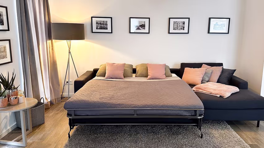 Vorbereitetes Schlafsofa mit Stehlampe
