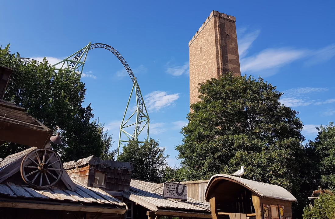Achterbahn und Turm des HANSA-PARK in Sierksdorf