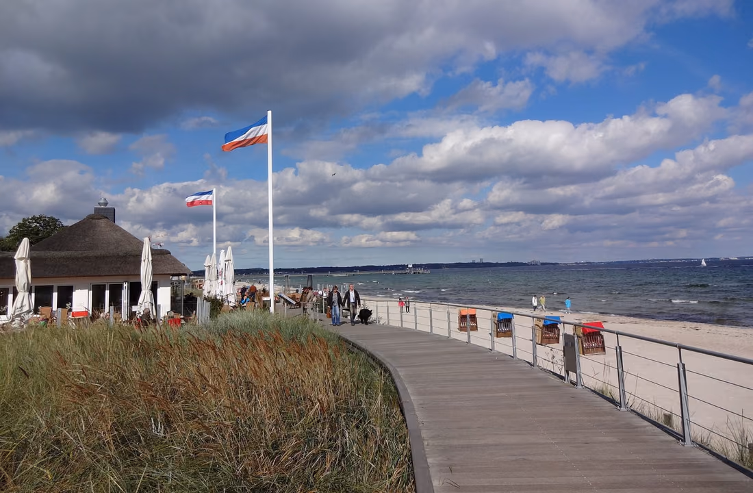 Strandpromenade von Scharbeutz mit Blick auf die Ostsee