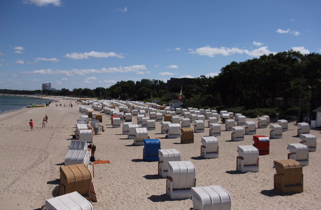 Zahlreiche Strandkörbe am breiten Sandstrand von Timmendorfer Strand