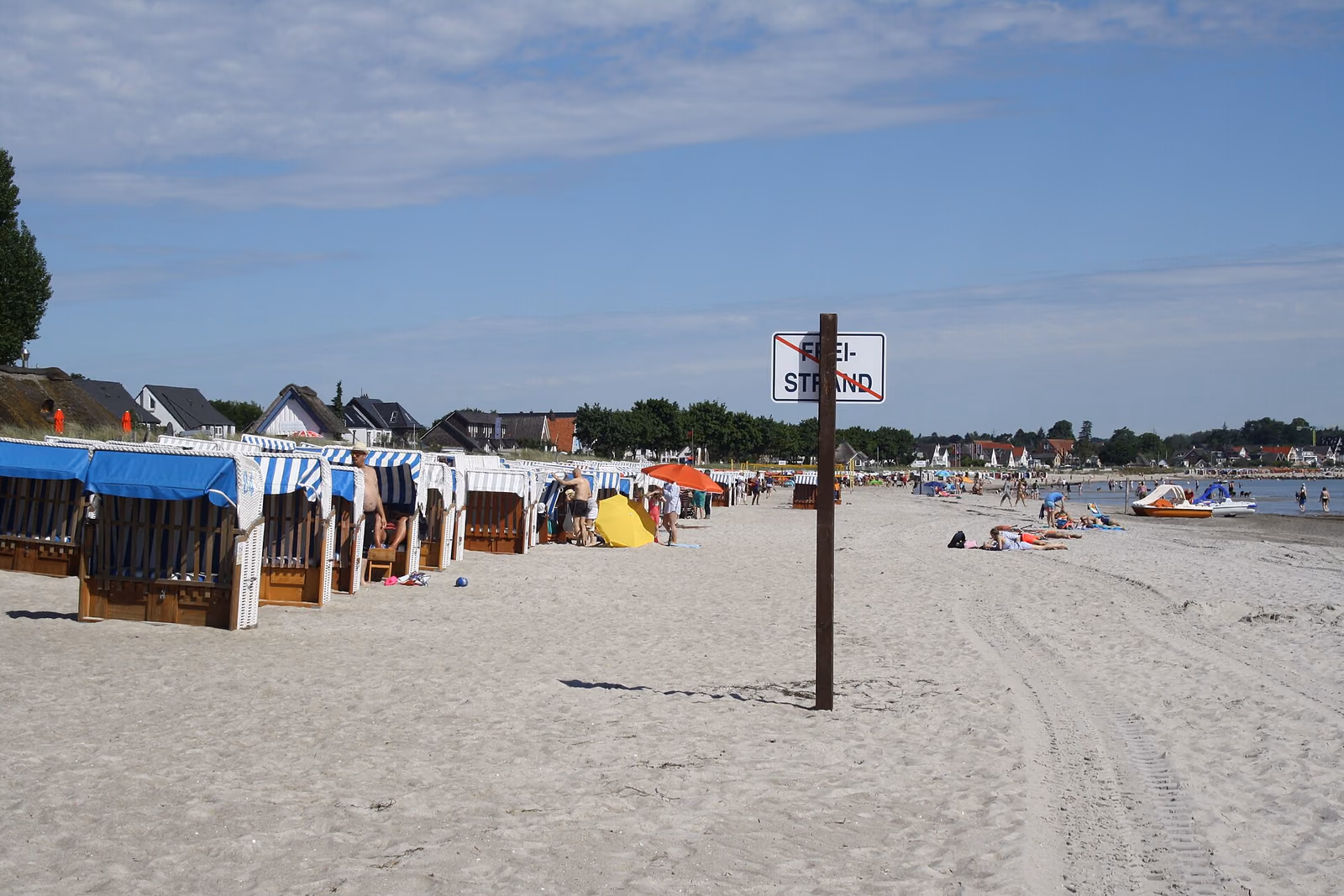 Sandstrand von Haffkrug mit Strandkörben